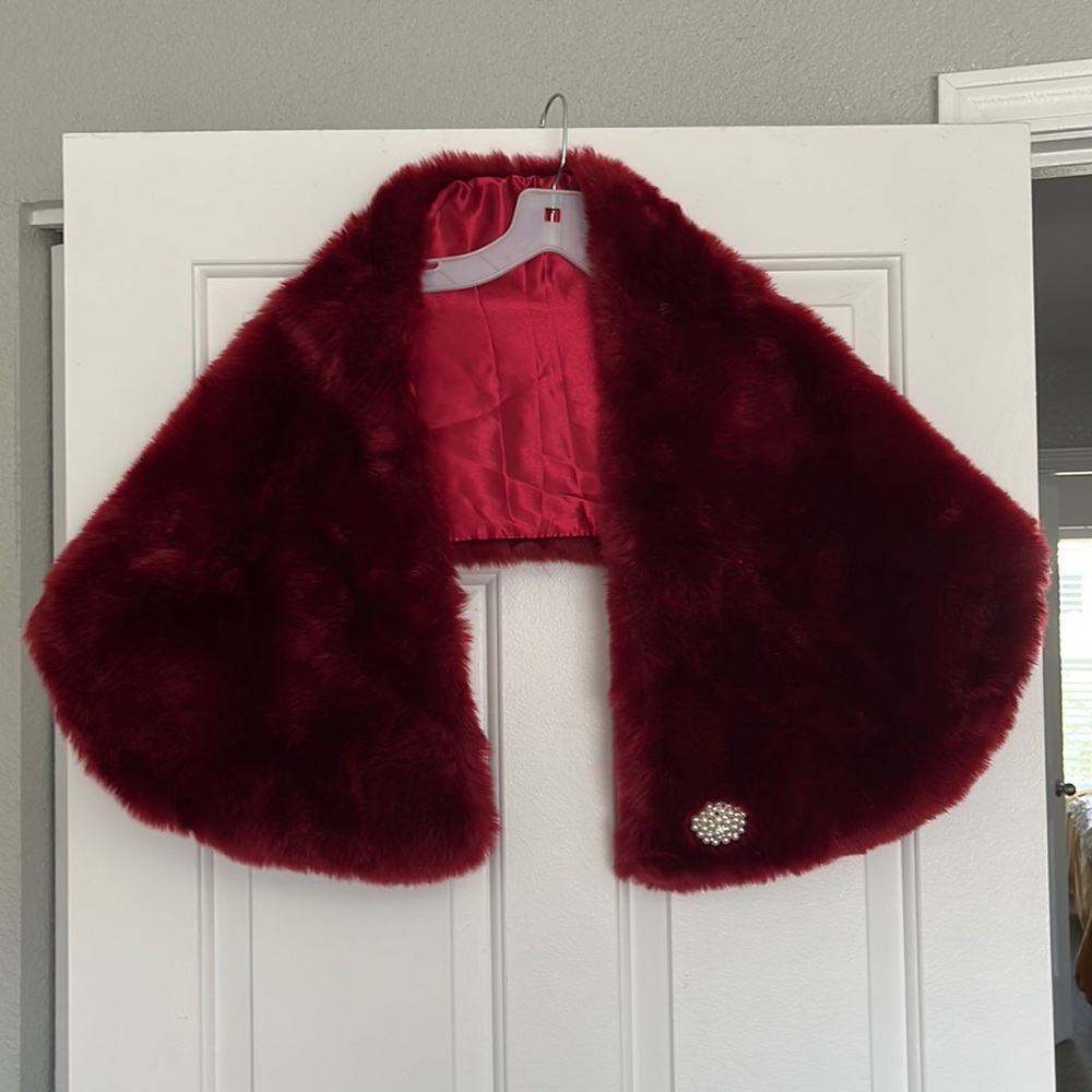Women’s faux fur shawl with pearl broach detail